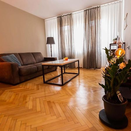 Cosy 2-Bedroom Flat - Fully Equipped レシツァ エクステリア 写真